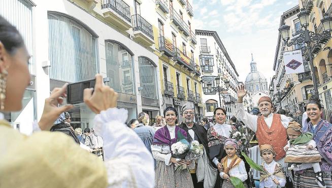 Un grupo de oferentes se hace una foto en la calle Alfonso en la edición del año pasado.