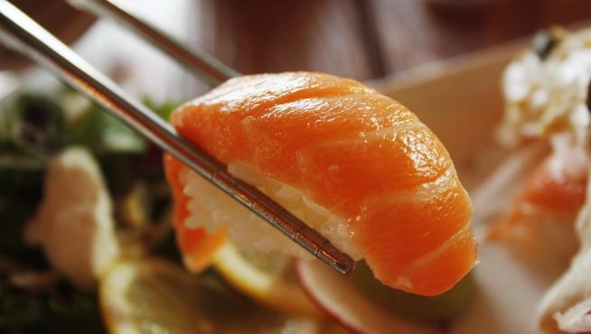 El sushi es un plato típico japonés elaborado a base de arroz y crudos.