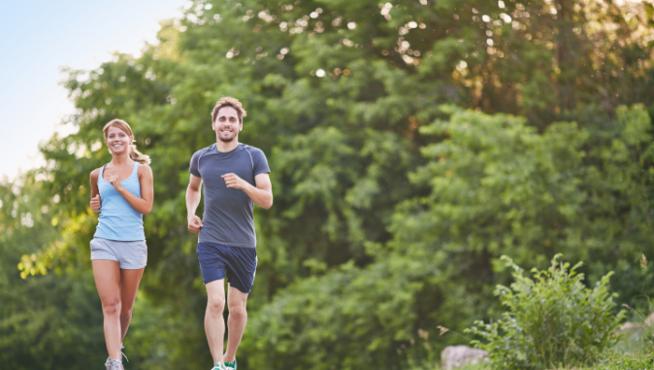 Practicar deporte mejora la tensión y el colesterol, previene la obesidad y la diabetes y ayuda a disminuir el estrés y la ansiedad.