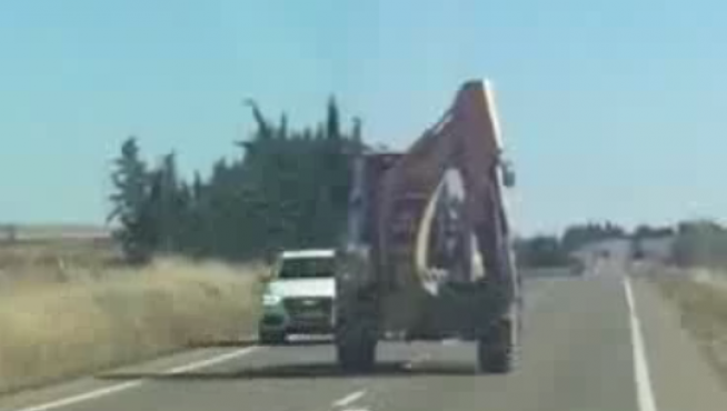 Conduce borracho con una excavadora de lado a lado de la carretera de Grañén.