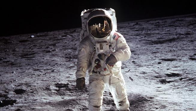 Un astronauta  camina sobre la superficie de la Luna durante la misión Apolo 11.