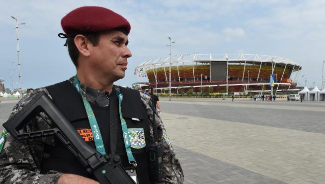 Un efectivo de la policía estatal vigila uno de los estadios de los JJ.OO.