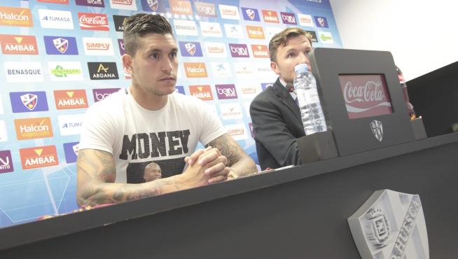 Jesús Valentín junto a Gonzalo Arantegui en su comparecencia de ayer en El Alcoraz.