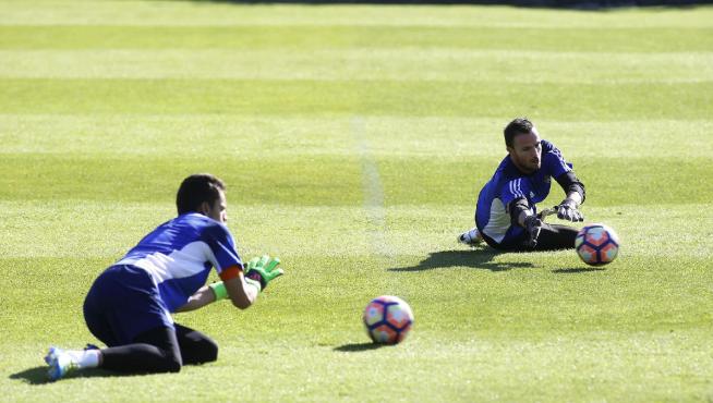 Manu Herrera y Whalley, los dos porteros a los que el Real Zaragoza busca nuevo acomodo, entrenándose juntos la semana pasada en Boltaña.
