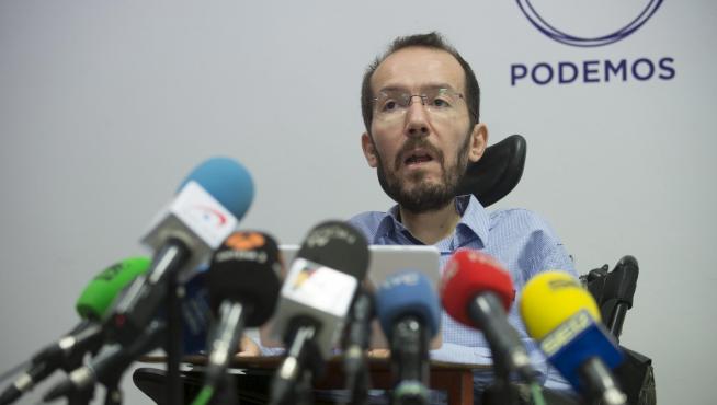 Pablo Echenique, en una rueda de prensa en la sede zaragozana de Podemos.