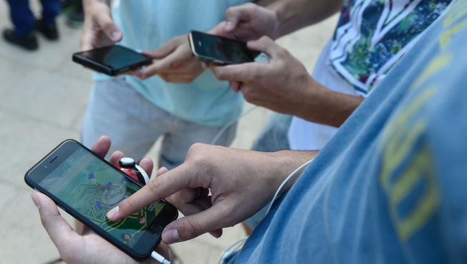 Algunas personas jugando al Pokemon Go
