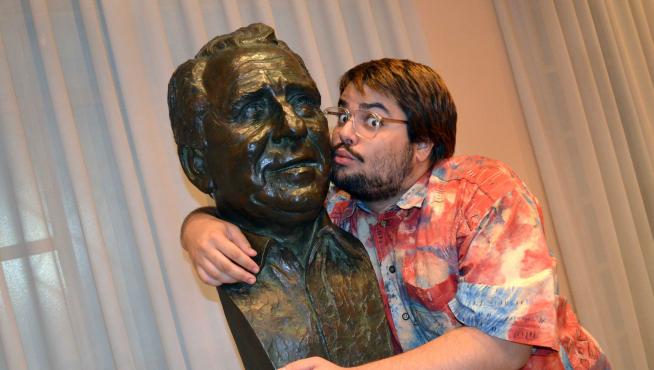 Bryan Efe, protagonista de 'Paquita Salas', abraza el busto de Paco Martínez Soria en Tarazona.