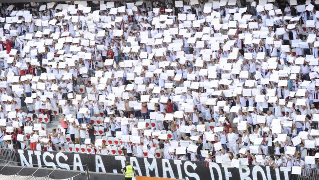 El estadio del Niza, teñido de blanco
