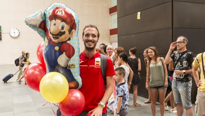Toni Abadía fue recibido por sus seres queridos en la estación de Delicias