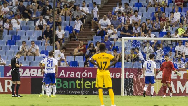 El árbitro Valdés Aller anota la tarjeta amarilla, que no roja, que mostró a Irureta en el penalti que cometió el portero zaragocista por derribo al delantero del UCAM Jona.
