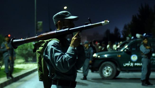 Un agente de seguridad afgano junto a la universidad atacada