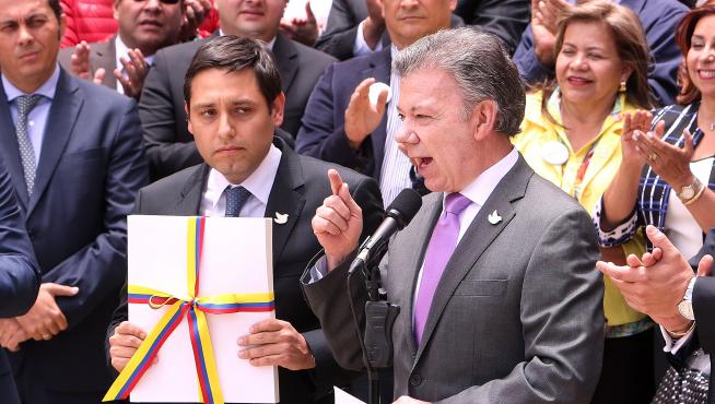 Juan Manuel Santos anuncia el fin de las FARC con un plebiscito este 2 de octubre.