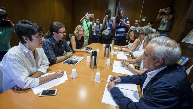 Participantes en la reunión mantenida entre representantes de IU, Podemos y CHA en las Cortes de Aragón.