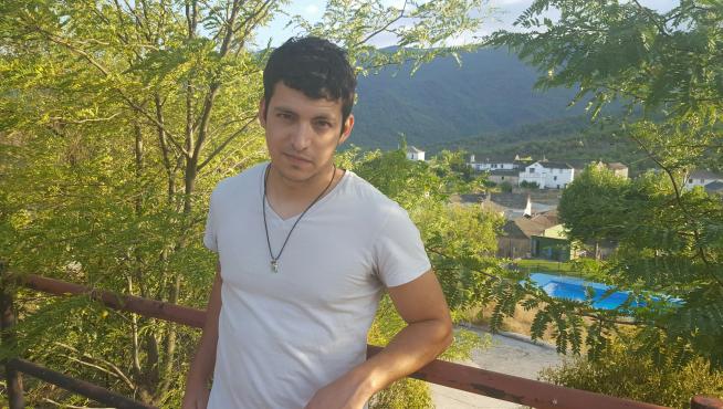 El joven zaragozano Asier Romero, autor de 'Qué eres y qué haces aquí', en Javierrelatre