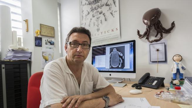 El profesor Agustín Estrada, en su despacho de la Facultad de Veterinaria en Zaragoza.