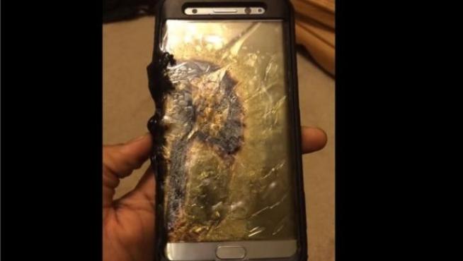 Un Samsung Galaxy Note 7 quemado durante su carga.