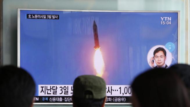 Varias personas ven un informativo en Corea del Sur en el que se informa del lanzamiento de tres misiles por parte de Corea del Norte.