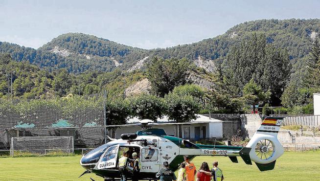 Algunos menores del grupo fueron evacuados en helicóptero hasta el polideportivo de Aínsa.
