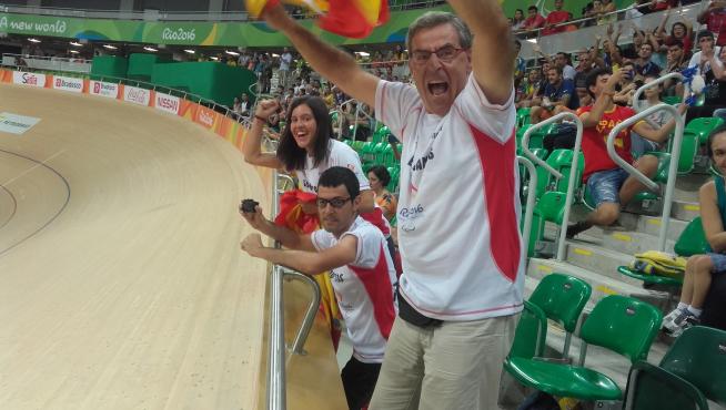 Fernando Santas, su hijo Fernando y su mujer, María Royo, celebran el bronce en el Velódromo.