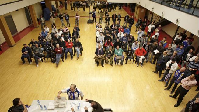 Imagen de la jornada electoral en la Federación de Peñas del Real Zaragoza de hace cuatro años, en noviembre de 2012.