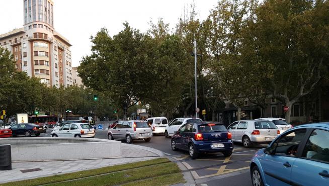 Retenciones en la plaza Basilio Paraíso por el corte del paseo de Pamplona.