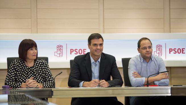 La presidenta, el secretario general y el secretario de Organización del PSOE, Micaela Navarro, Pedro Sánchez y César Luena, respectivamente, durante la reunión de la Ejecutiva del partido, hoy en Ferraz, para convocar el Comité Federal del 1 de octubre