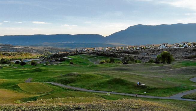 El campo de golf de Badaguás, ayer, que necesita una remodelación. Al fondo, la urbanización.