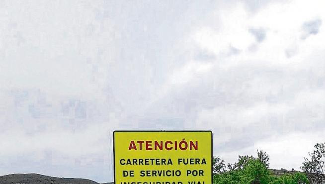 La DPZ instaló un cartel de advertencia en la carretera.