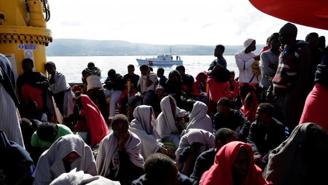 Un grupo de inmigrantes, en aguas del Mediterráneo