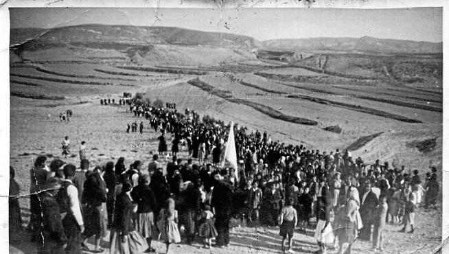 Imagen de 1953 de la cuesta de la Parada, donde se juntaban quienes participaban en la romería a Estercuel.