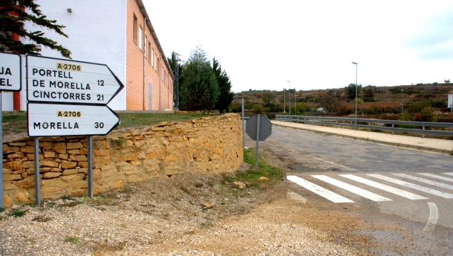El firme de la carretera de La Iglesuela a Portell (Castellón) en la foto está lleno de baches.