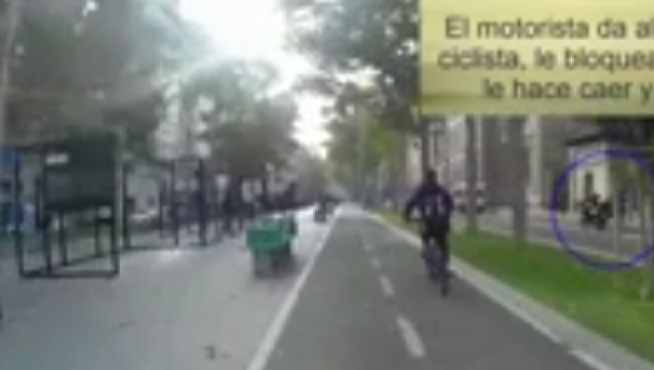 Momento en el que el motorista derriba al ciclista en la Gran Vía de Zaragoza.