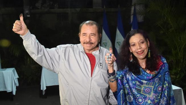 El presidente de Nicaragua, Daniel Ortega, y su esposa, Rosario Murillo, tras votar.