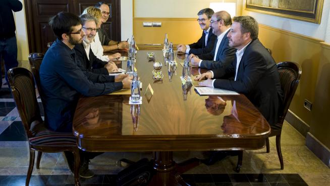 Reunión entre miembros del Gobierno de Aragó e IU.