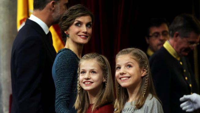 La Reina, con la princesa Leonor y la infanta Sofía.