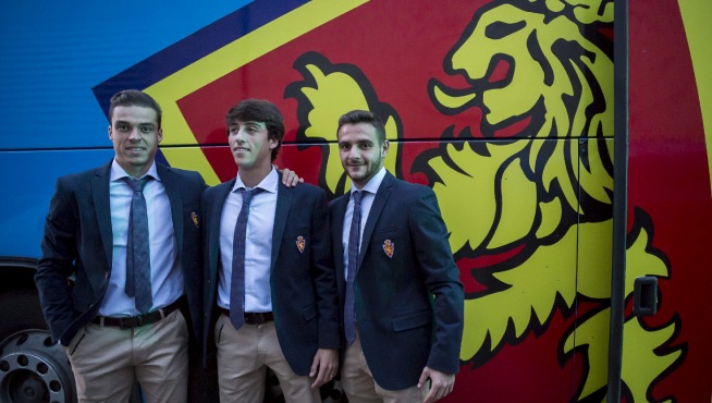 Pombo (i), Delmás(c) y Xiscu (d), posan juntos antes de subir al autocar para iniciar el viaje hasta Madrid en la noche del pasado sábado.