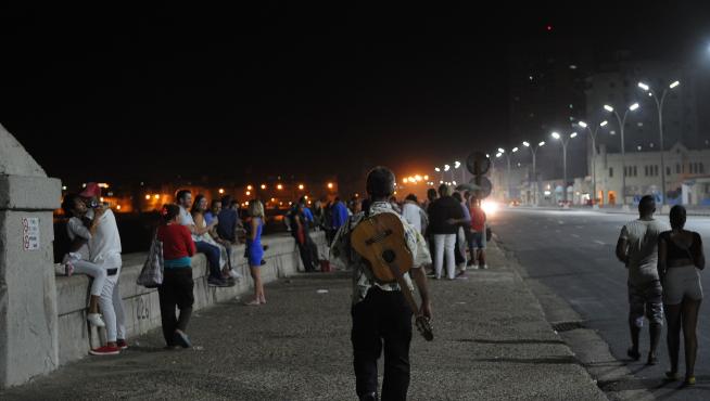 Algunas personas se acercaron al Malecón de La Habana tras conocer la noticia