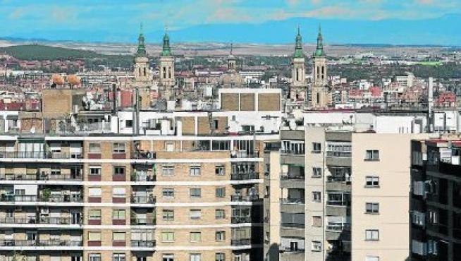 Vista de general de viviendas en Zaragoza capital, con las torres del Pilar al fondo.