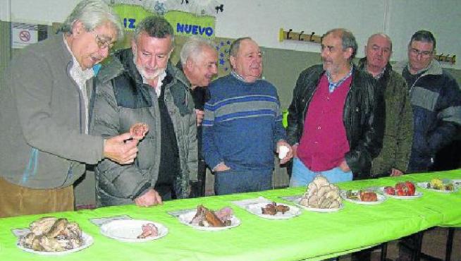 Un grupo de aficionados observaba ayer la exposición de setas recogidas en los últimos días.
