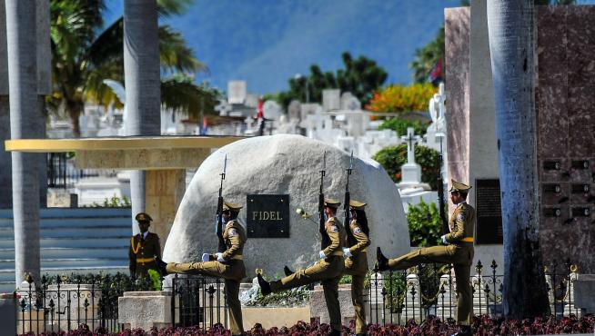 Fidel, enterrado bajo una roca y cerca de José Martí en Santiago de Cuba