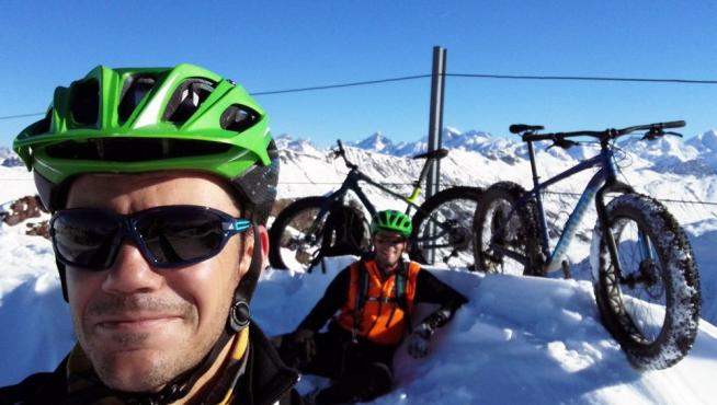 AlbertoEpic y un amigo junto a sus bicicletas.