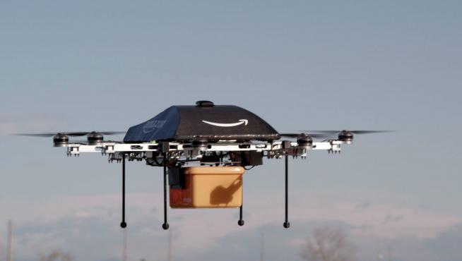 Dron de Amazon transportando un paquete.