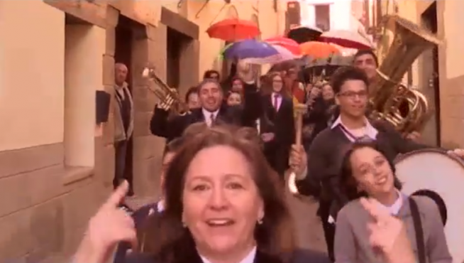 Imagen del vídeo que grabaron los vecinos de Rubielos de Mora bailando por todo el pueblo.