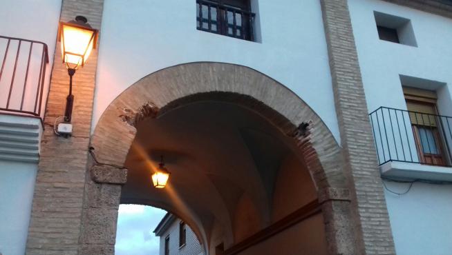 Un camión causa daños en un arco de la plaza de Chodes