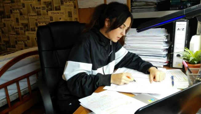 Carmen Colás, opositora al Cuerpo Nacional de Veterinarios, estudia en su habitación.