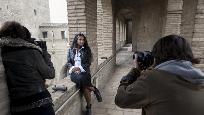 Usha Jadhav, en un momento de la sesión fotográfica de ayer en la Aljafería.