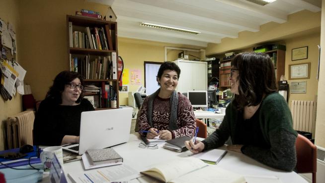 Elena Enciso, Mari Carmen Martínez y Tamara Marín en la sede de La Bezindalla, en Oliver