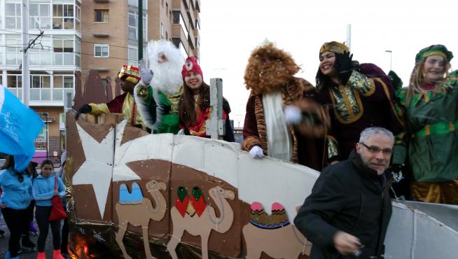 Los Reyes Magos también recorren los barrios de la ciudad