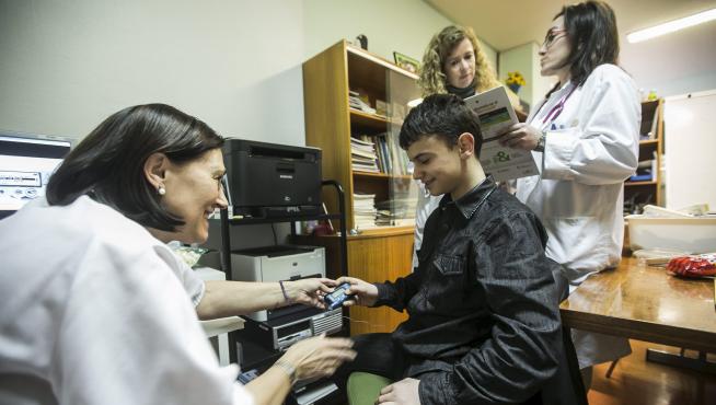 Una enfermera administra insulina a un niño.