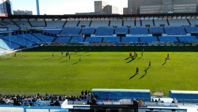 Un momento del entrenamiento matinal de este jueves, que el Real Zaragoza lleva a cabo en La Romareda.